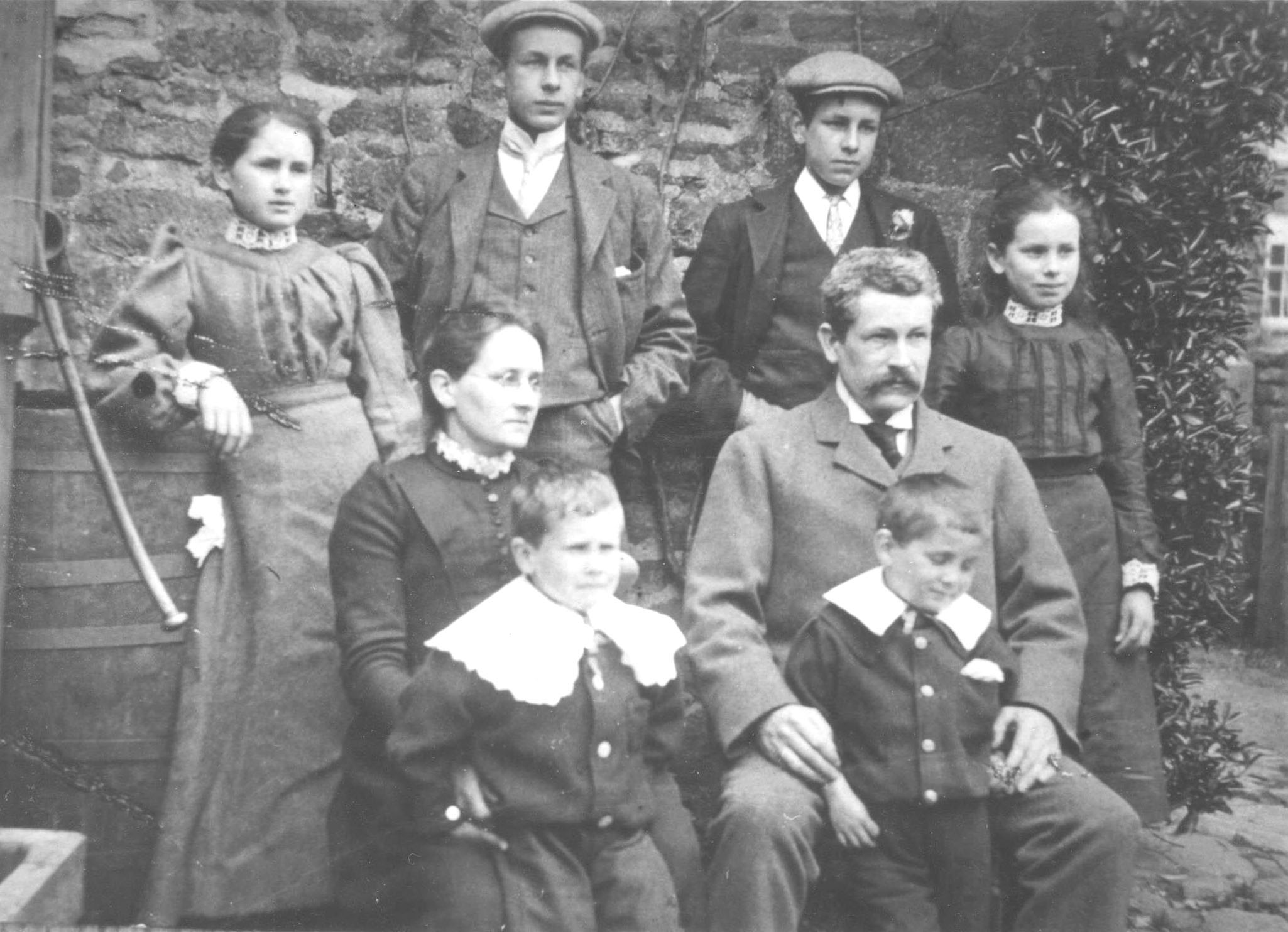 1904familypicGroveHouse